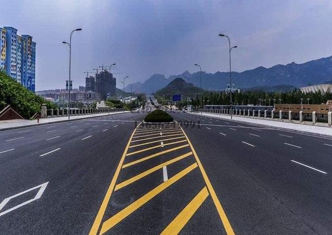 鎮(zhèn)江道路劃線，鎮(zhèn)江道路劃線施工單位？飛揚(yáng)市政專業(yè)可靠！